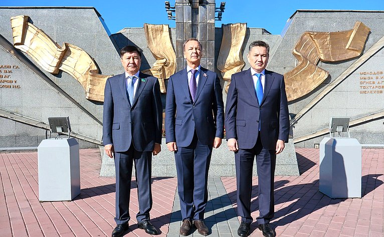 Делегация Совета Федерации приняла участие в возложении цветов к мемориальному комплексу погибших воинов и героев Великой Отечественной войны «Победа»