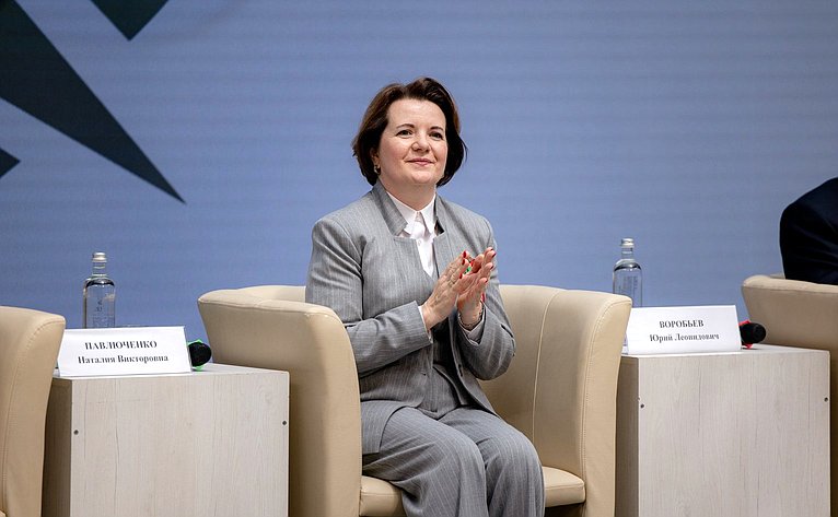 В Смоленске прошла патриотическая экспедиция «Код непокорённых» с участием молодых активистов из разных регионов России и Беларуси. Пленарная дискуссия проекта «Код непокоренных»