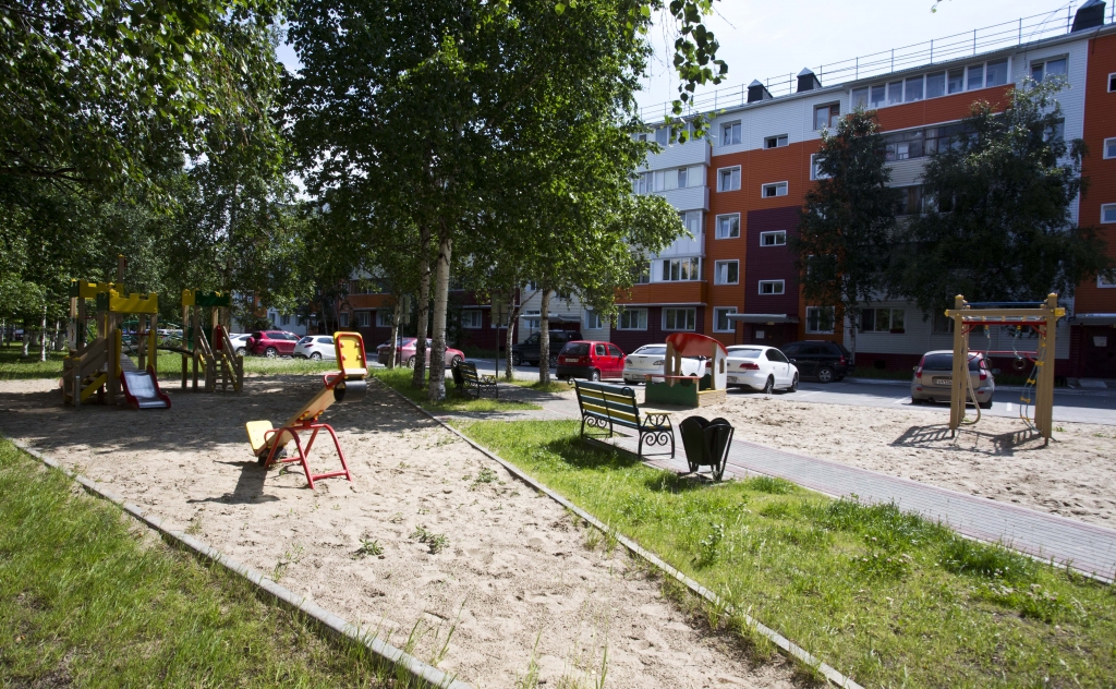 сургутский двор. сургут дворы. сургут дворы. сургут дворы. детская площадка во дворе.