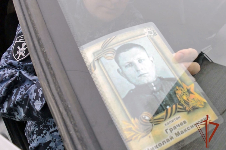 К патриотической акции «Бессмертный автополк» присоединились росгвардейцы из Хакасии