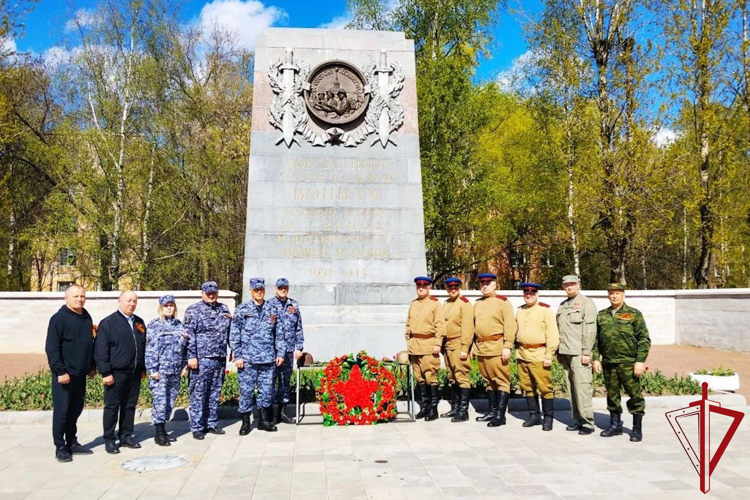 В Санкт-Петербурге сотрудники и ветераны вневедомственной охраны приняли участие в автопробеге «Сыны Великой Победы»