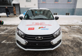 В Хабаровском крае автошколе ДОСААФ России передали автомобиль с ручным управлением для ветеранов СВО