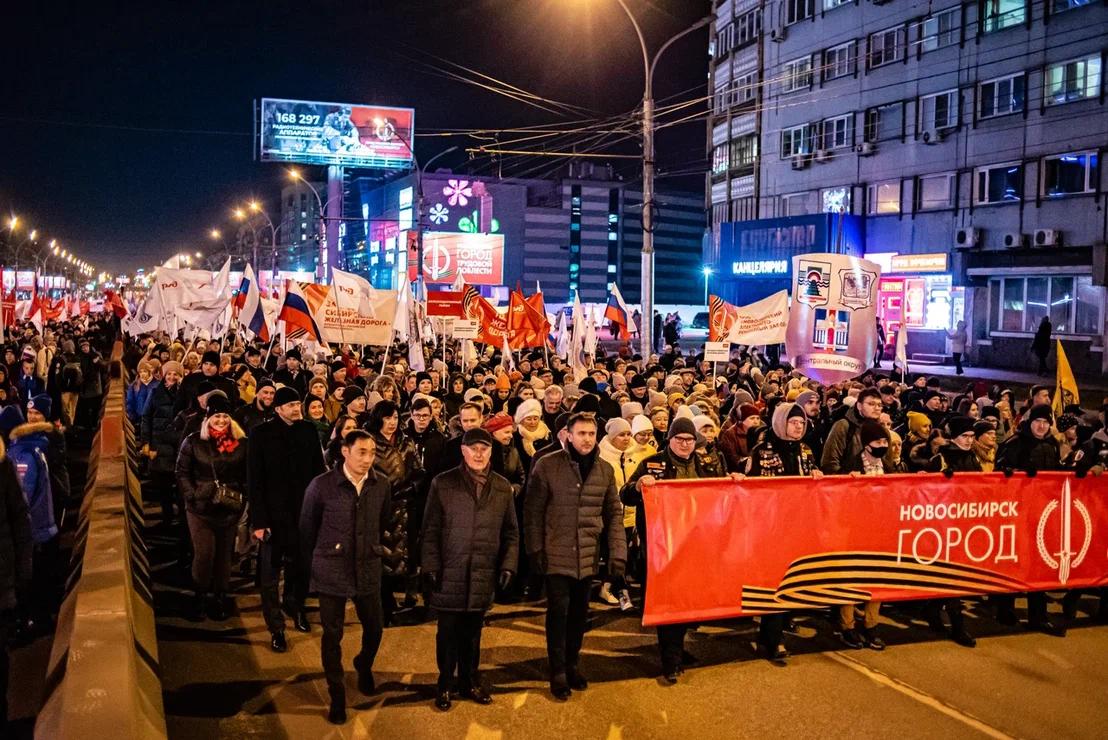 Открывается новосибирск. Новосибирск люди. Открытие на площади Калинина. Открытие Стеллы на площади Калинина Новосибирск. Открытие Стеллы на площади Калинина.