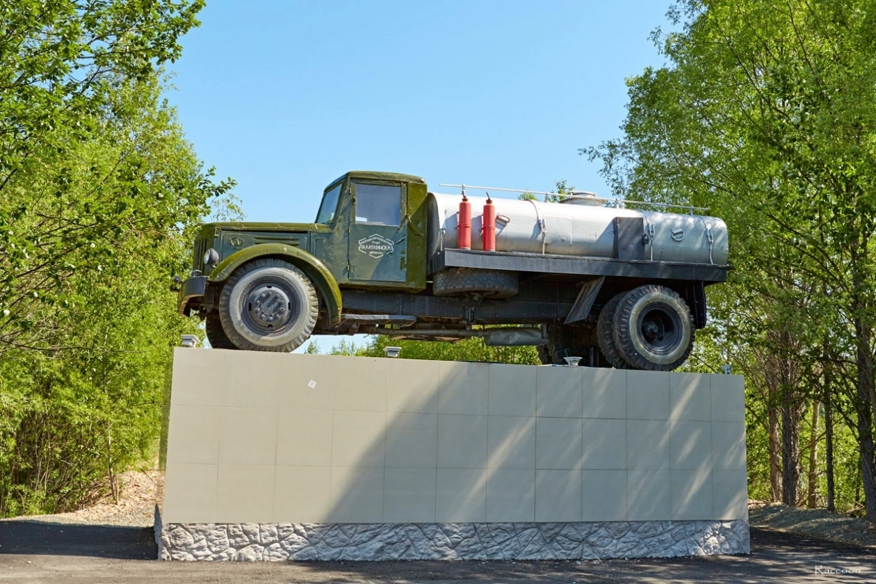 МАЗ-200 установленный на постаменте на Колымской трассе у поселка Палатка