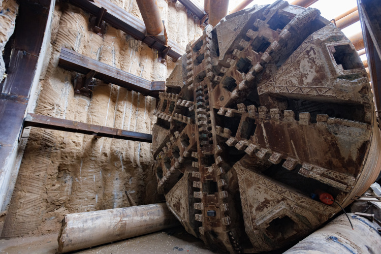 Когда «Казметрострой» начнет прокладывать тоннели в сторону Деревни Универсиады от котлована на Фучика — неясно. Но источники нашего издания заявляют, что это произойдет либо к моменту максимального завершения работ на первом отрезке второй линии, либо вовсе после открытия четырех новых станций