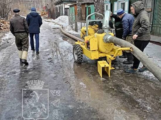 Мотопомпа откачивает воду с двух подтопленных улиц Томска