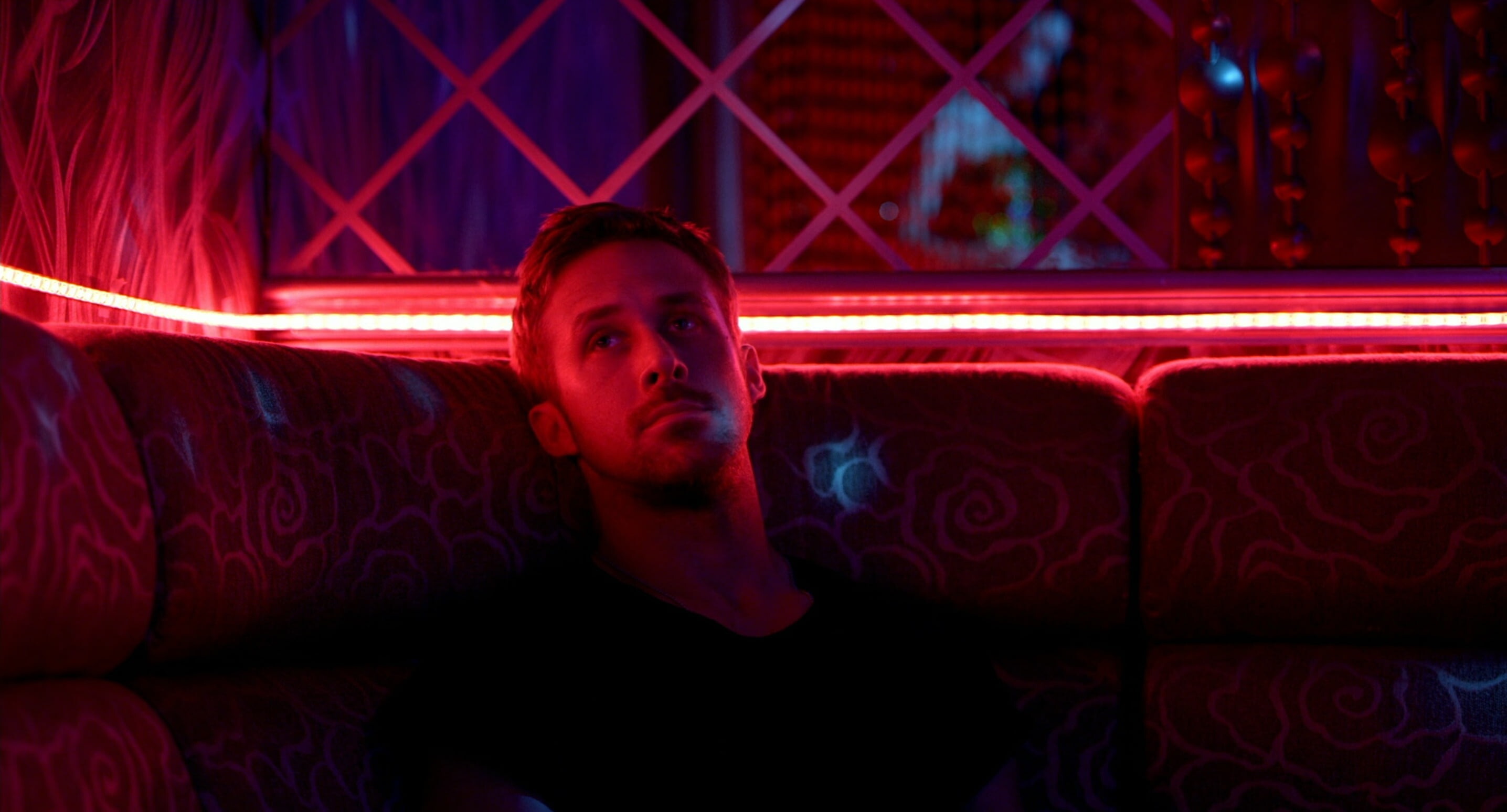 Только бог простит 2013. Гослинг только Бог простит. Ryan Gosling only God forgives. Райан Гослинг арт драйв неон. Райан Гослинг фиолетовый свет.