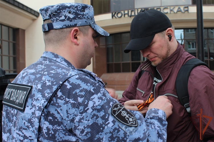 Ко всероссийской патриотической акции «Георгиевская лента» присоединились росгвардейцы на Урале (видео)