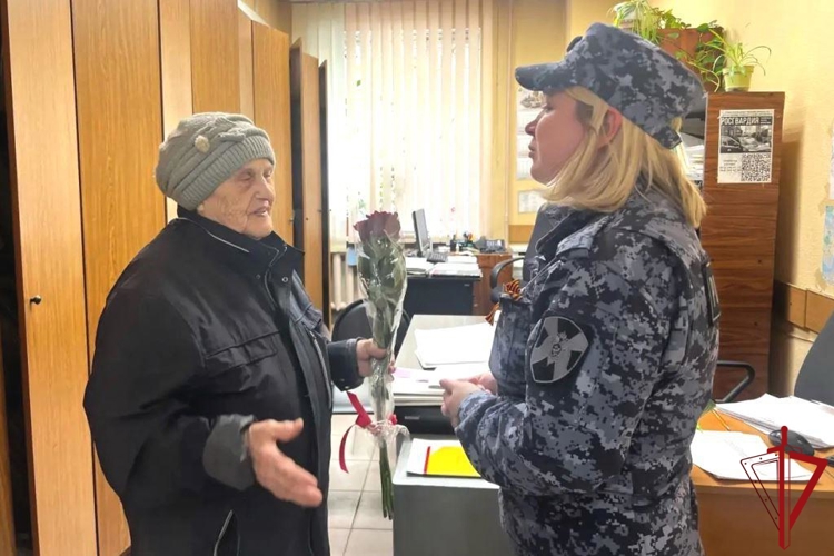  В Санкт-Петербурге представители Росгвардии поздравили с Днем Победы ветеранов службы и ветеранов Великой Отечественной войны