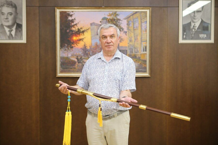 Ректору НГУ подарили китайский меч из Шаолиньского монастыря.