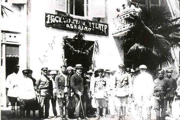 Нестор Лакоба, Николай Акиртава и другие перед зданием первого Гостеатра ССР Абхазии 1921 год. - Sputnik Абхазия