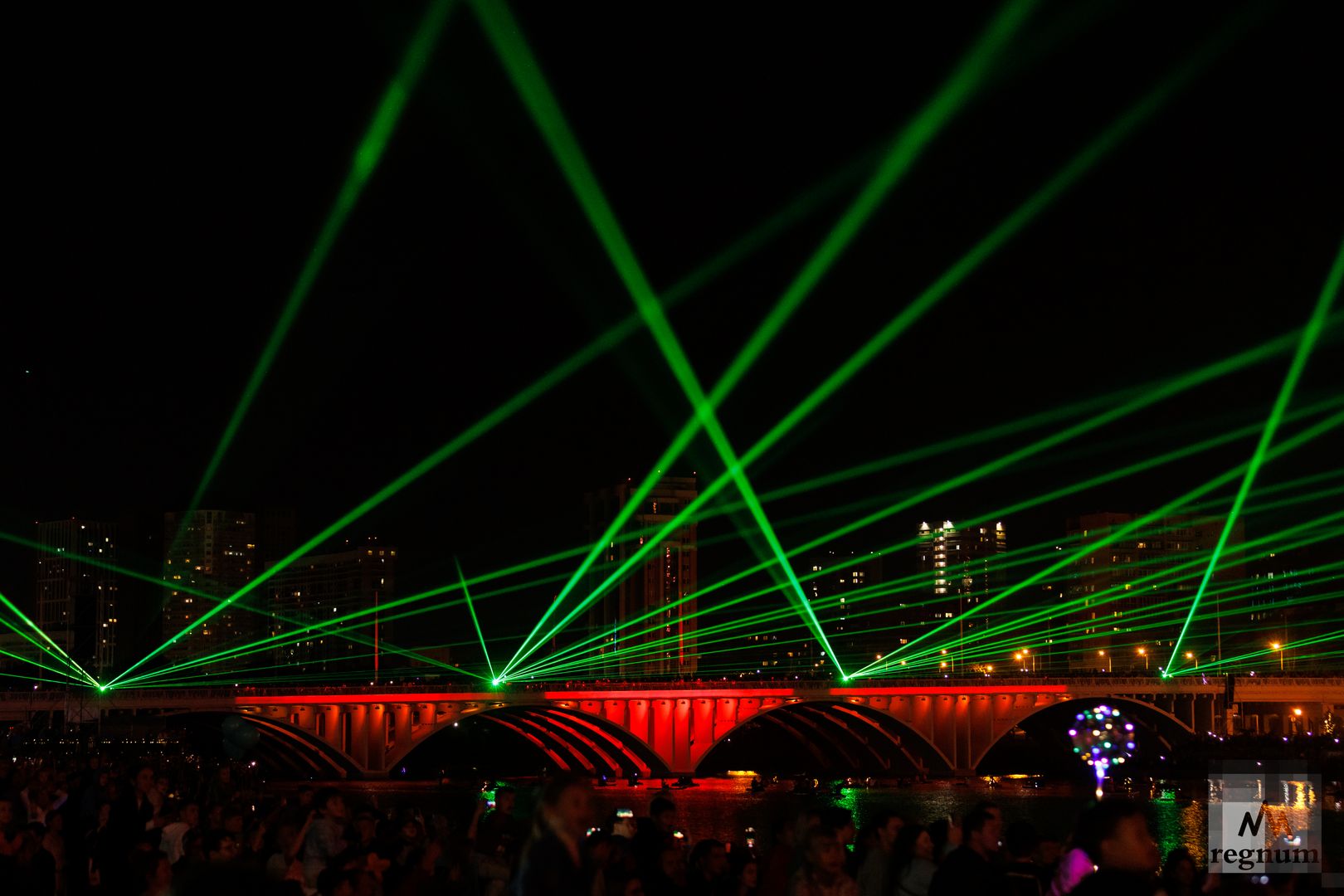 Лазерное шоу. Лазерное шоу на здании. Лазерное шоу в городе. Лазерное шоу псков. Лазерное шоу с дедом морозом.