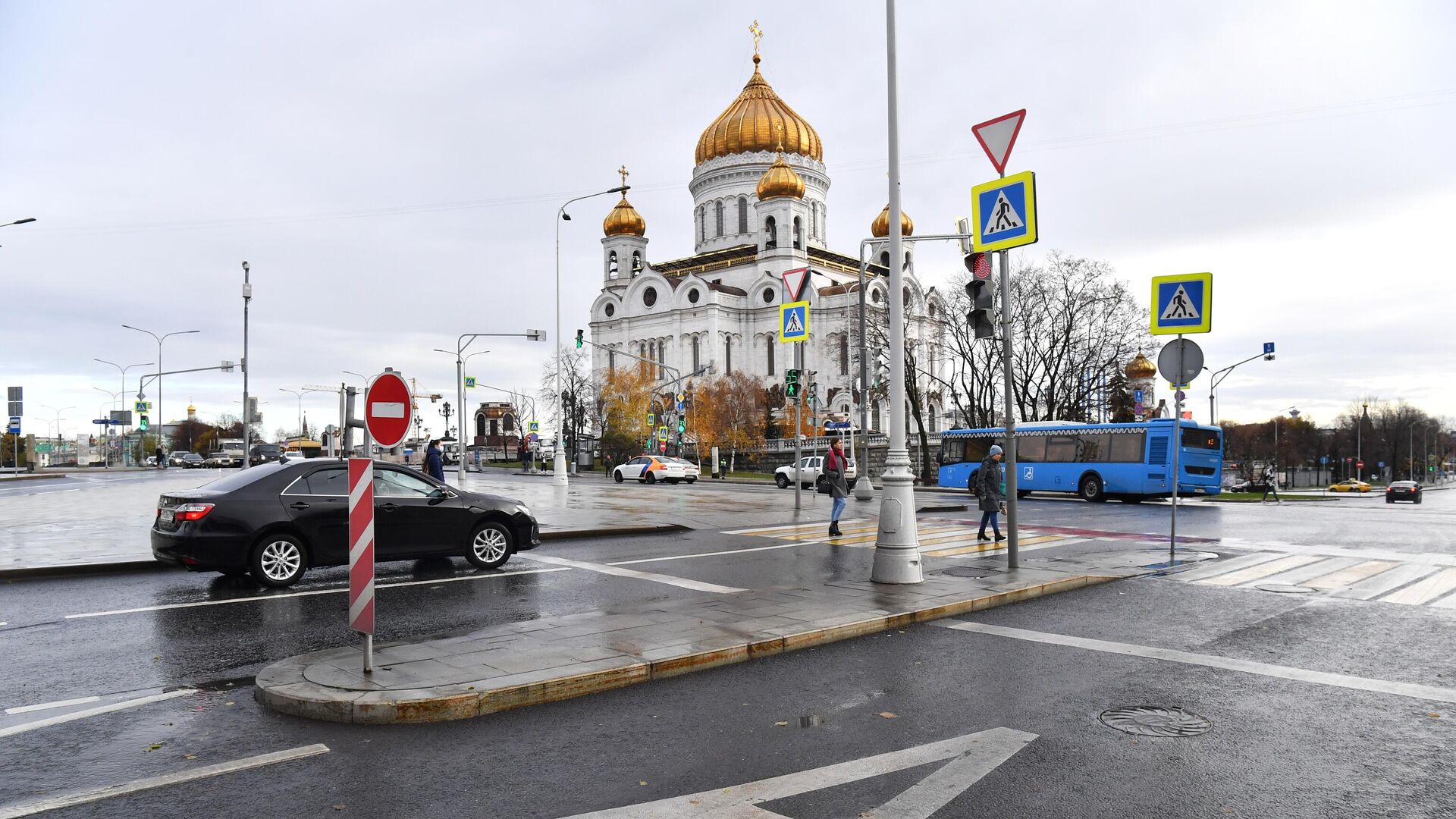 Запусти москва. Храм Христа Спасителя Гоголевский бульвар. Пешеходная зона у храма Христа Спасителя. Метрополис пешеходная зона храма Христа Спасителя. Островок безопасности.