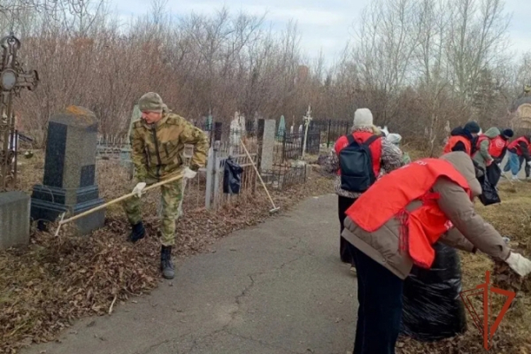 В Железногорске военнослужащие Росгвардии приняли участие в субботнике «Сохраним наследие»