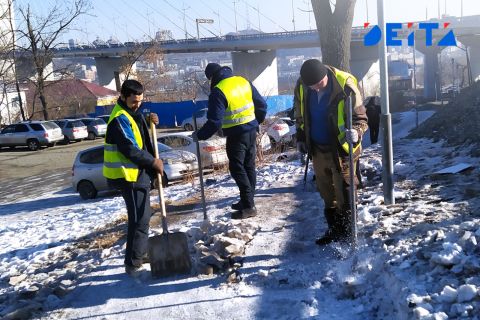 Личный контроль, должный настрой и горячий чай: губернатор Приморья дал указания по уборке снега