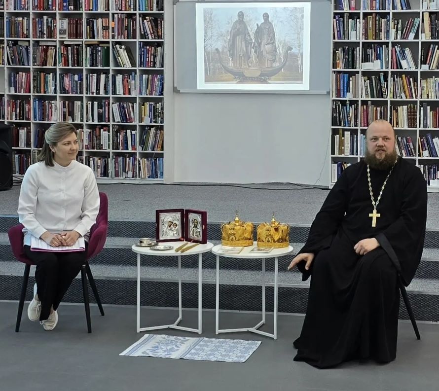 Ведущая мероприятия и благочинный Кондинского благочиния иерей Александр Черанев