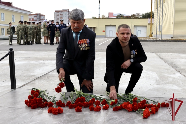 Начальник Управления Росгвардии по Амурской области генерал-майор полиции Виталий Харчёв поздравил учащихся со вступлением в ряды кадетов Росгвардии
