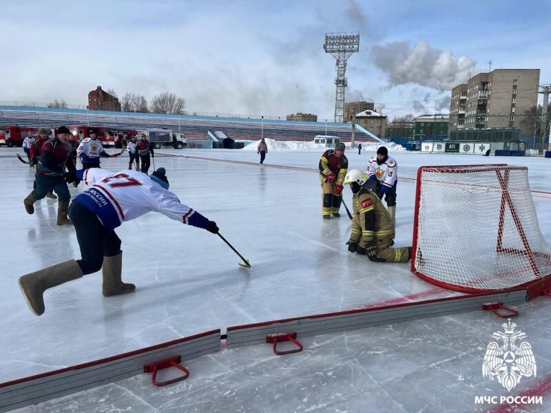 Огонь на льду: в Новосибирске прошел открытый турнир по хоккею на валенках