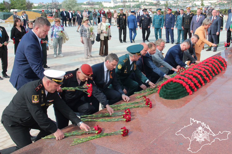 В Крыму и Севастополе сотрудники и военнослужащие Росгвардии приняли участие в памятных церемониях