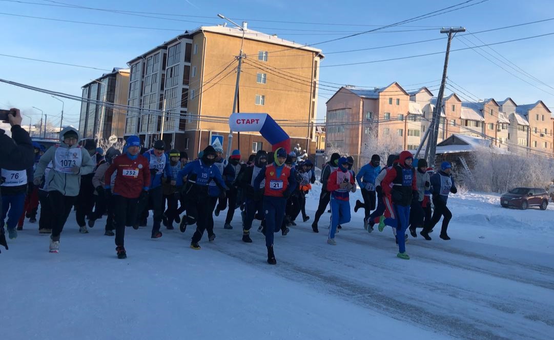 В морозную погоду в Покровске состоялся юбилейный забег. Участники бежали в -32 °C