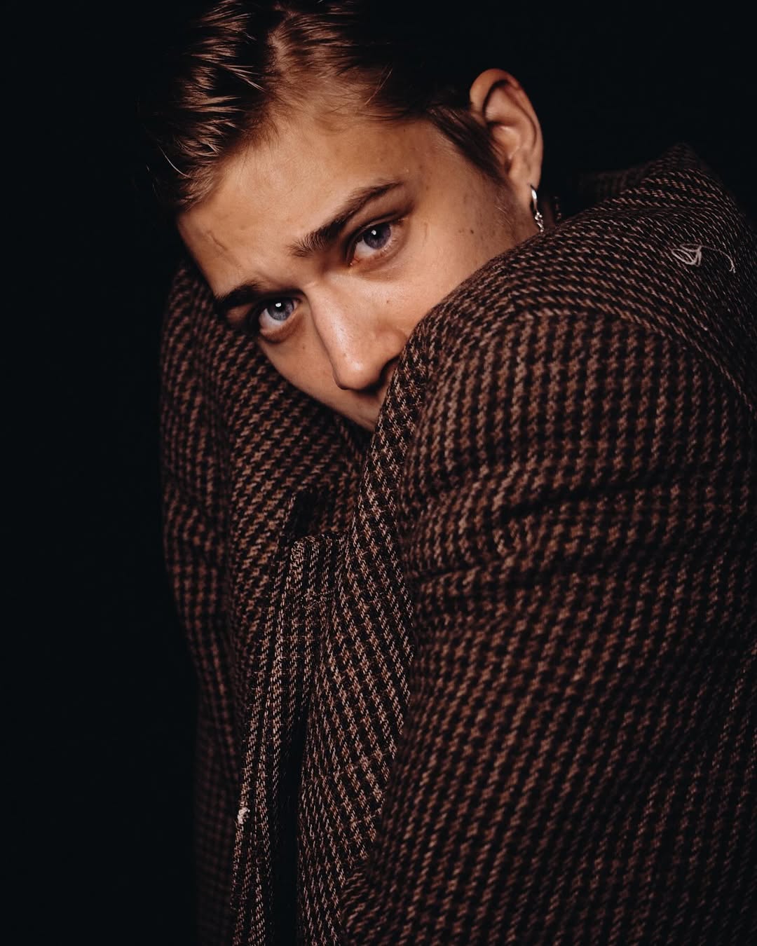 Роспись храмов, мечты о карьере музыканта и любовь к уединению: Что мы знаем об Олеге Савостюке