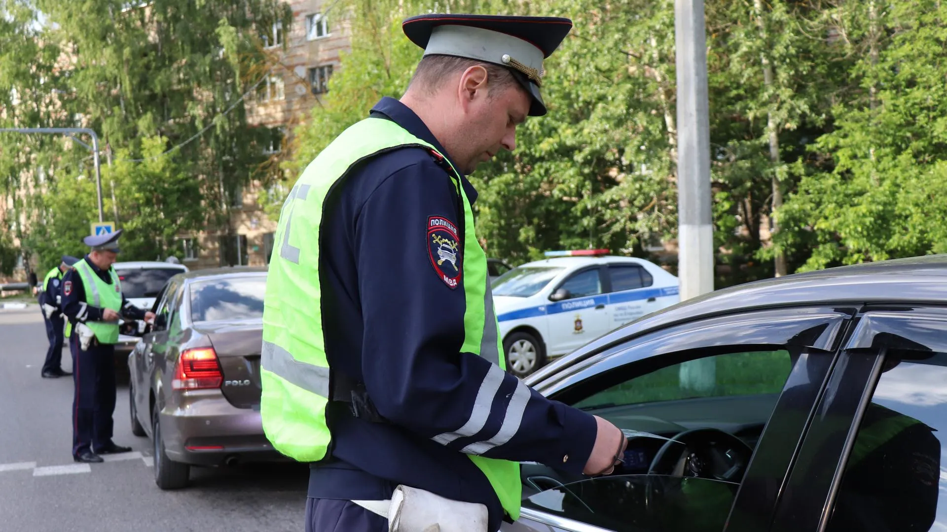 Не более 75 человек. Полицейский автомобиль. Машина "полиция". Рейд нетрезвый водитель. Полицейский водитель.