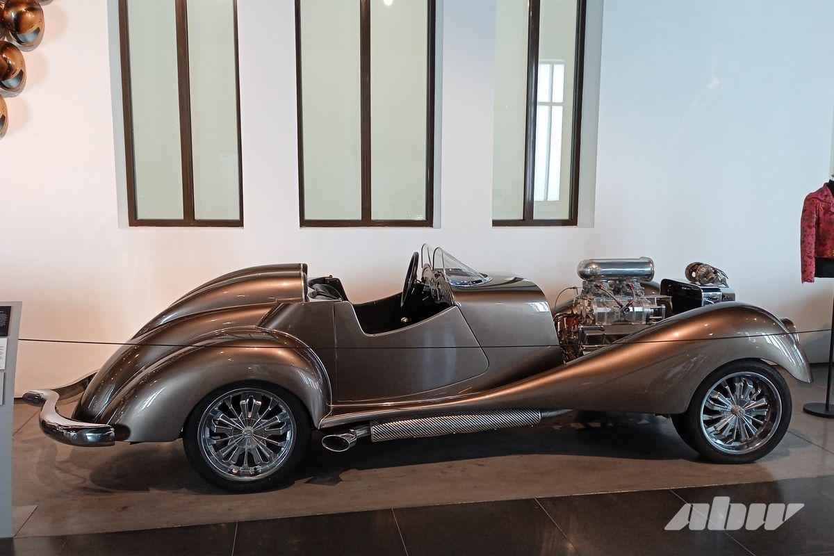 Стиль, мода и ретроавтомобили музея в испанской Малаге: часть вторая