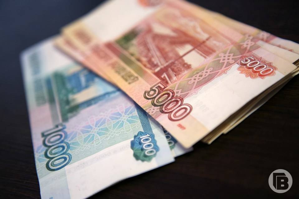 более 1 6 тысяч. новые 1000 рублей. пачка денег 5000 рублей. большие деньги в руках. сорок тысяч рублей в руках.