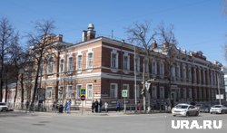 Здание запомнилось пермякам в красном цвете, Пермь, фото 2022 года