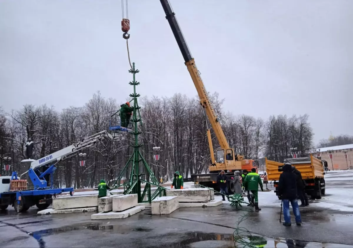 Установка новгород. Главная елка. 6 Метровая елка. 6 Метровая ель сборка. Городская ель.