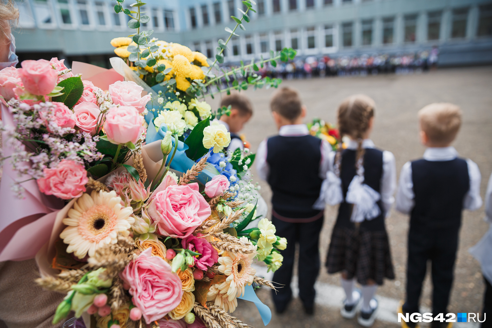 Букет для первоклассника мальчика. Бюджетные букеты. Композиция цветов на 1 сентября. Маленький букетик для учителя. Цветы к 1 сентября картинки.