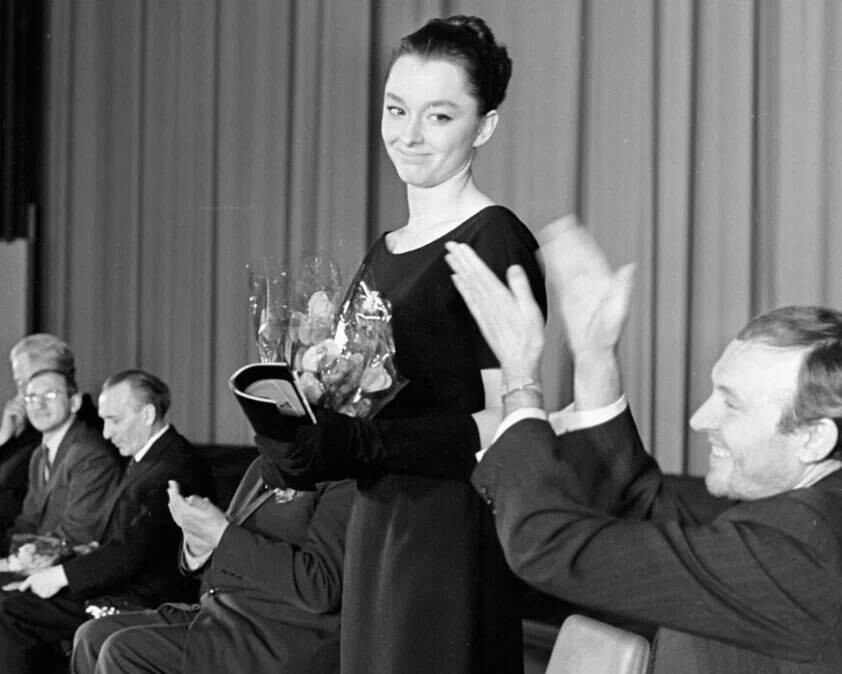 Анастасия Вертинская и Иннокентий Смоктуновский в кинотеатре «Россия» перед началом премьеры фильма «Гамлет», 1964 год