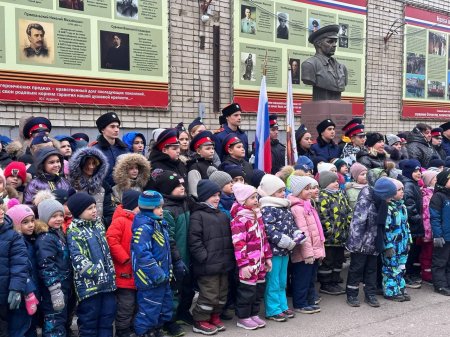 В День Героев России казаки возложили цветы к стеле Героя Советского Союза 