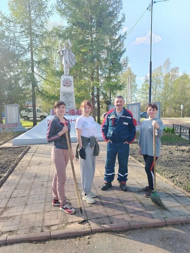 Специалисты «Ивэнерго» благоустроили памятники к 81-й годовщине Победы в Великой Отечественной войне