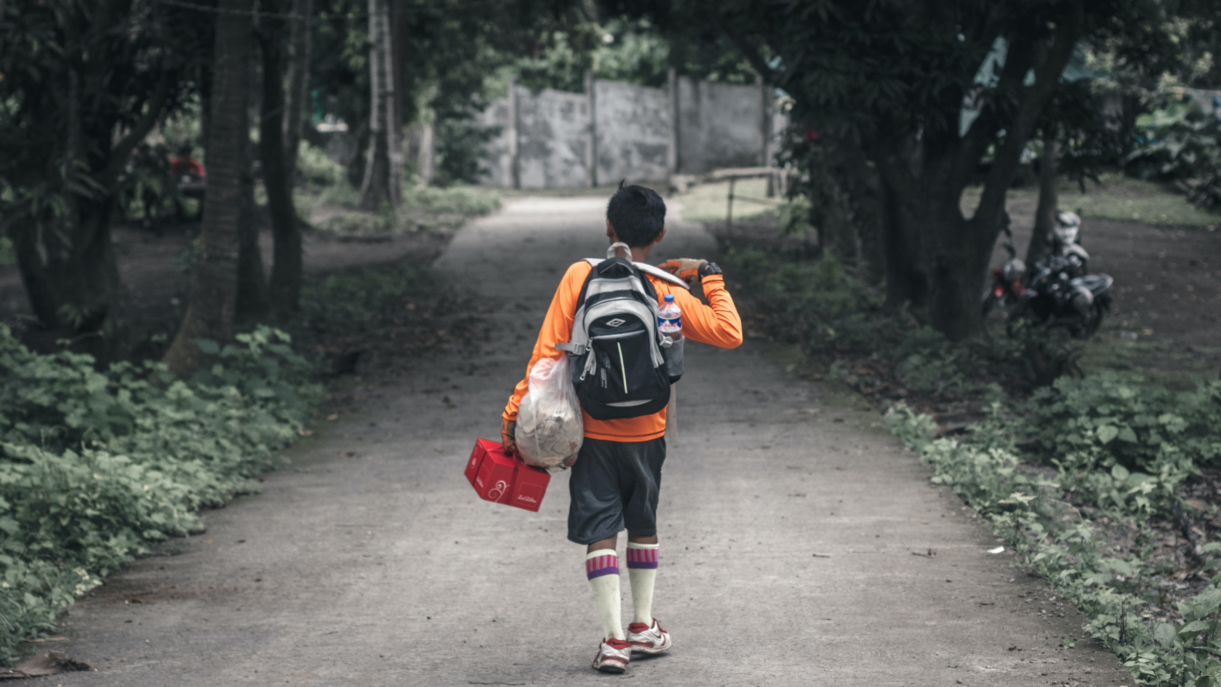 Going home 2. Школьник с ранцем фото на улице. Child with Backpack. Игра что в сумке для детей. Boy with Backpack.