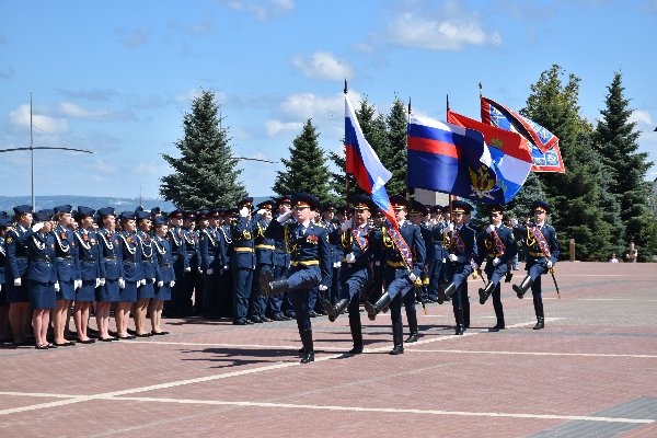 На площади Славы в Самаре состоялся выпуск молодых лейтенантов 