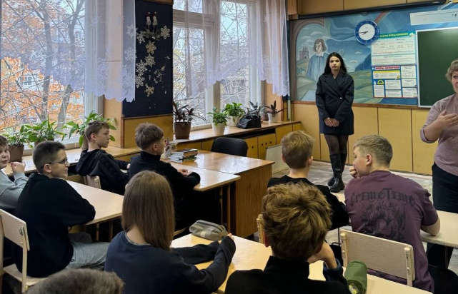 Представители регионального управления юстиции продолжают проводить мероприятия по профилактике терроризма и экстремизма среди несовершеннолетних (20.10.2025) Фото 2