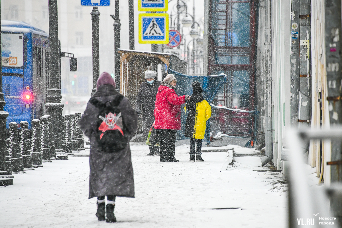 9 часов снег. Снежного декабрьского утра. Снежное утро. Заснеженный Владивосток. Снежный Владивосток.