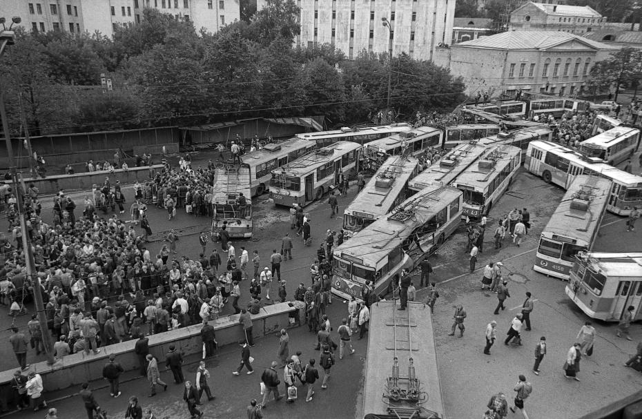 19 августа 1991 года в Москве объявлено чрезвычайное положение, в город введены войска и техника