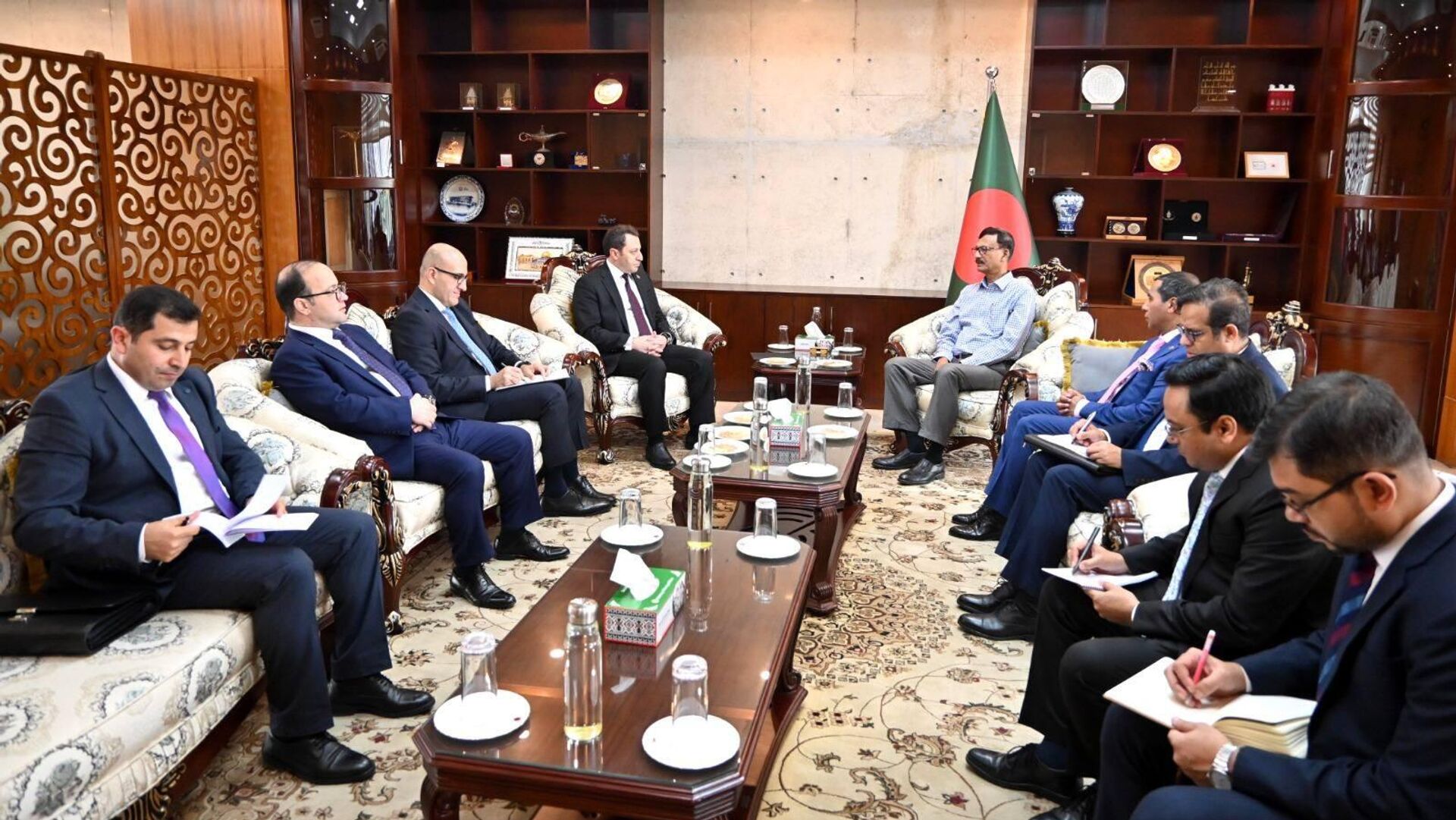 На встрече между заместителем министра иностранных дел Азербайджана Эльнуром Мамедовым и министром иностранных дел Бангладеш Джашимом Уддином - Sputnik Азербайджан, 1920, 30.04.2025