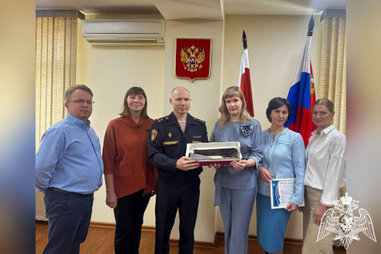 Подмосковный главк Росгвардии передал в музей-заповедник Ю.А. Гагарина редкое трёхствольное оружие космонавтов