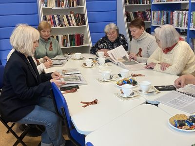 Гости знакомятся с книгами