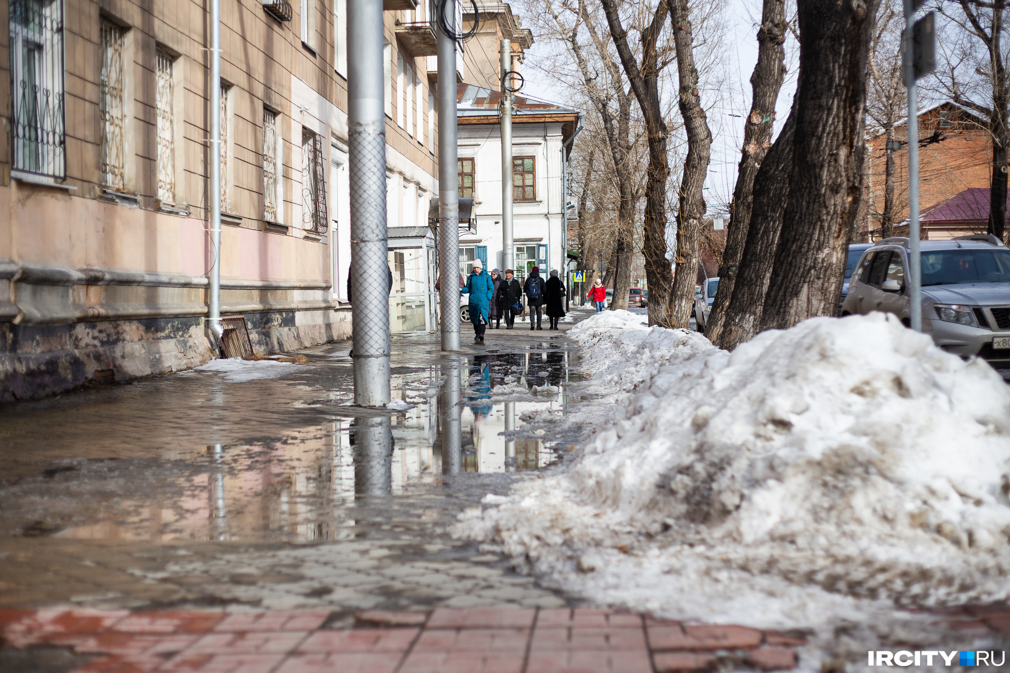 Тает г на на. Снег в Иркутске 2022. Таяние снега в городе.