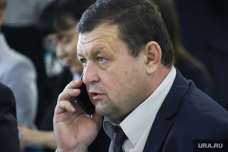 Конференция Курганского регионального отделения Партии Единая Россия. Курган, арзин игорь, говорит по телефону