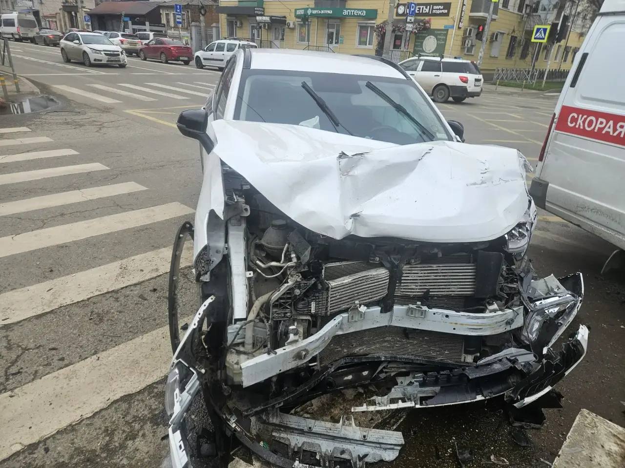 В Краснодаре столкнулись легковушка и скорая: пострадали четыре человека