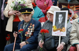 Алексей Текслер почтил память героев в День Великой Победы