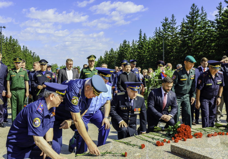 Сотрудники МЧС России почтили память погибших в Великой Oтечественной войне