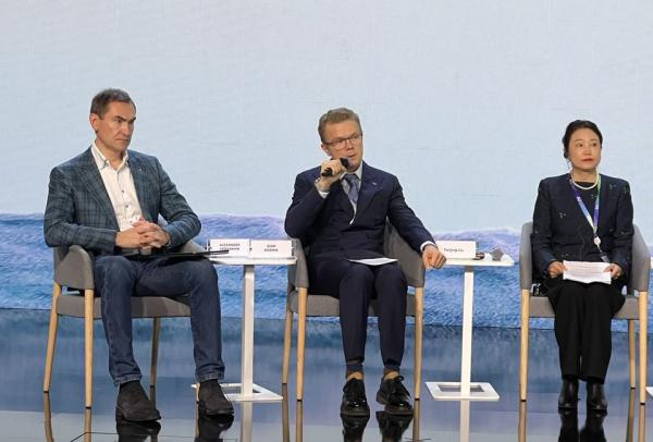 X Международная конференция по искусственному интеллекту и машинному обучению Artificial Intelligence Journey 2025. Глава международного промышленного сотрудничества ЮНИДО в России Игорь Кожин (по центру), справа от него - представитель комитета коммунистической партии Китая, а также Шанхайского исследовательского института искусственного интеллекта Лю Яньцзин (фото ComNews)