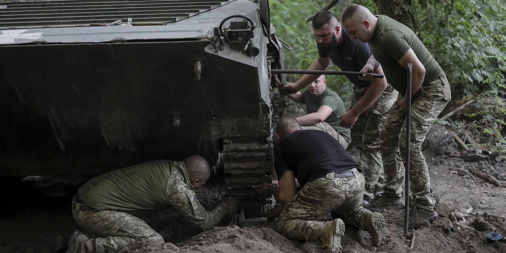 Солдаты 24-й механизированной бригады ВСУ ремонтируют гусеницы боевой машины пехоты BRM 1k вблизи города Часов Яр, Донецкая область, Украина, 17 августа 2024 г - ИноСМИ, 1920, 25.07.2025