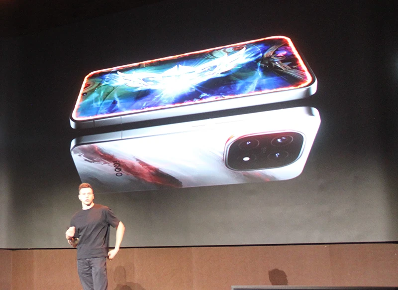 По периметру экрана iQOO 15 имеется специальная подсветка, реагирующая на различные события в играх